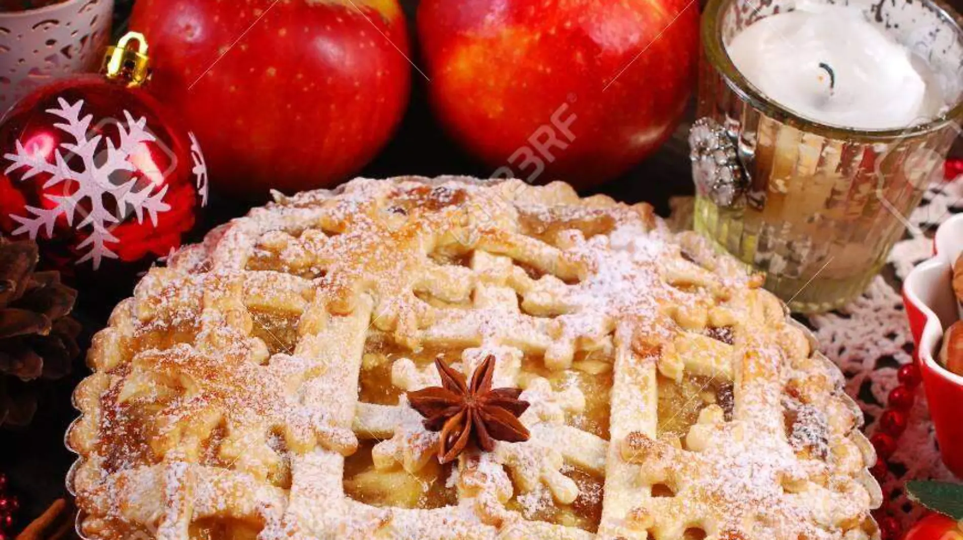 48452715-tarta-de-manzana-tradicional-con-elaborados-con-ingredientes-y-decoración-para-navidad-en-la-mesa-de