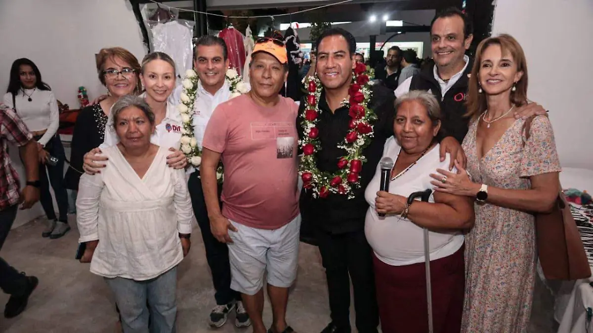 Gobernador con personas en inauguracion