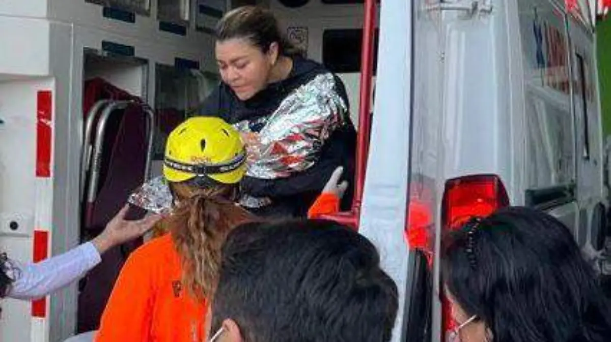 Sofía Espinoza y bebe en ambulancia