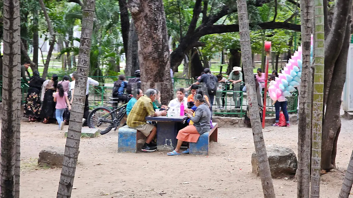 Familia comiendo en el parque