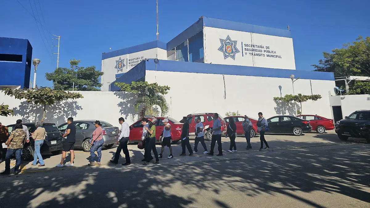 Fila en la calle para pagar multa