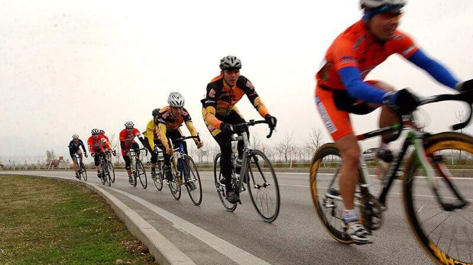 Military_cyclists_in_pace_line