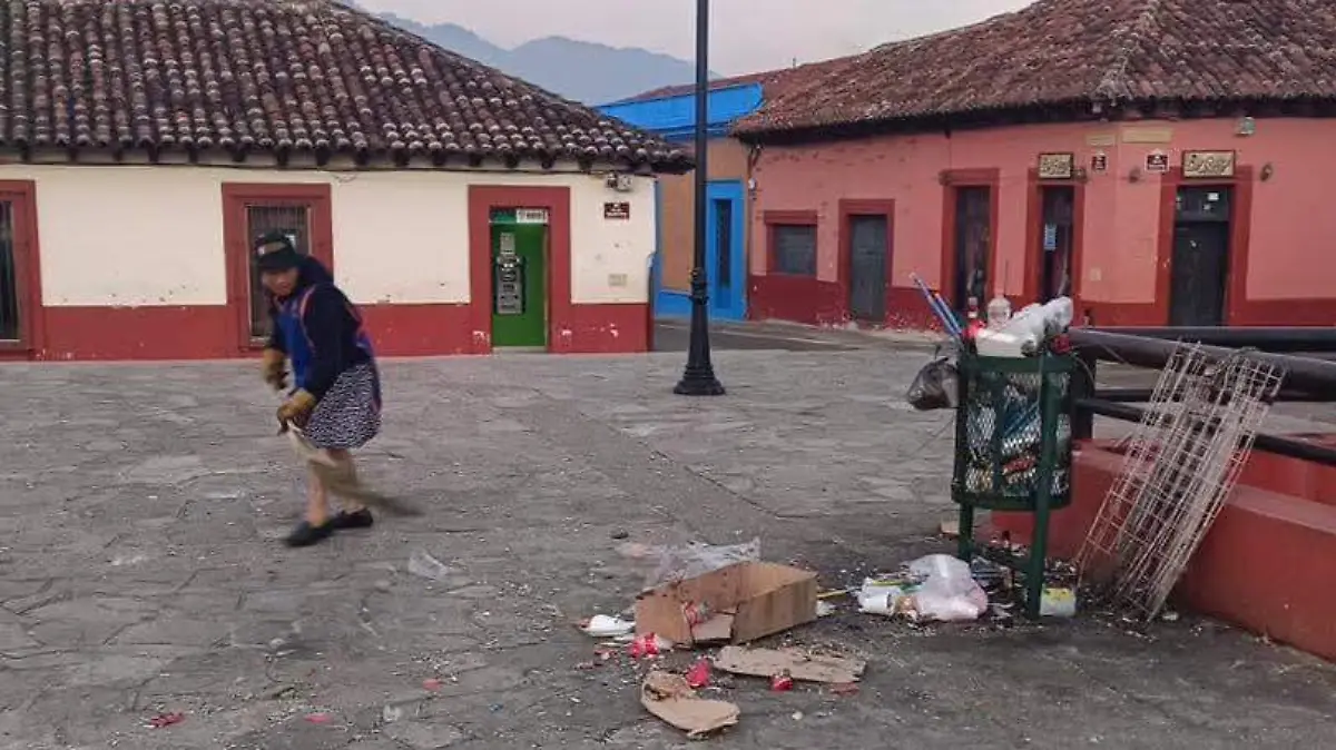 Recolectan basura en parque