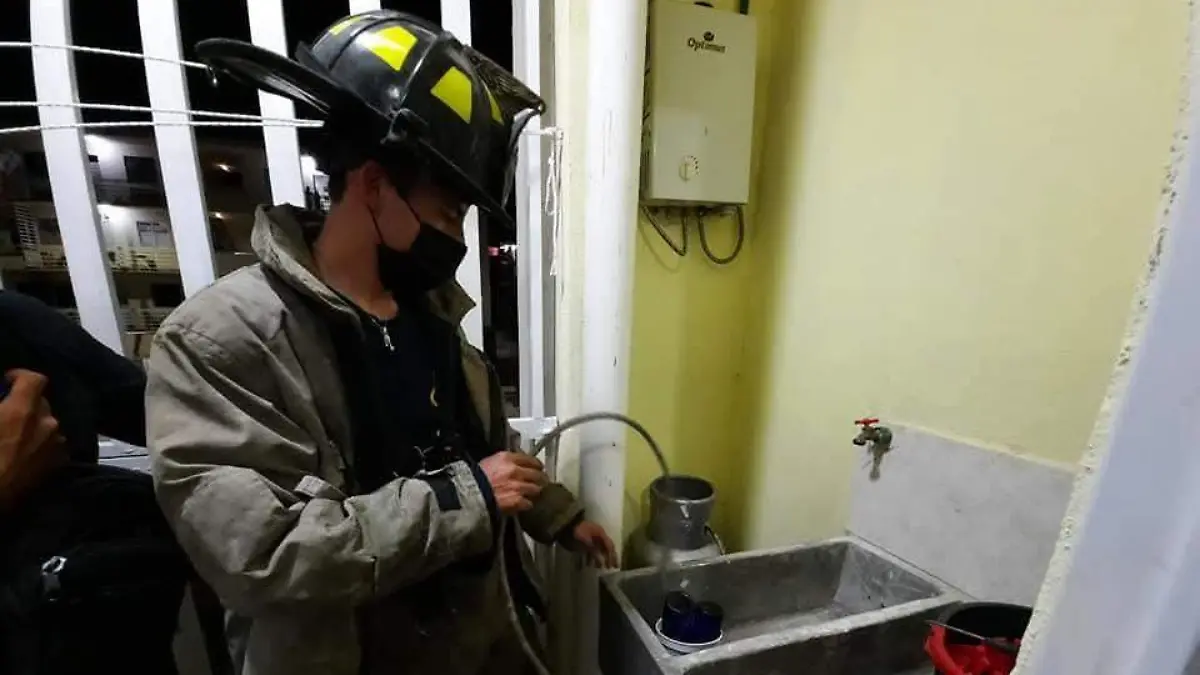 Bomberos atienden fuga