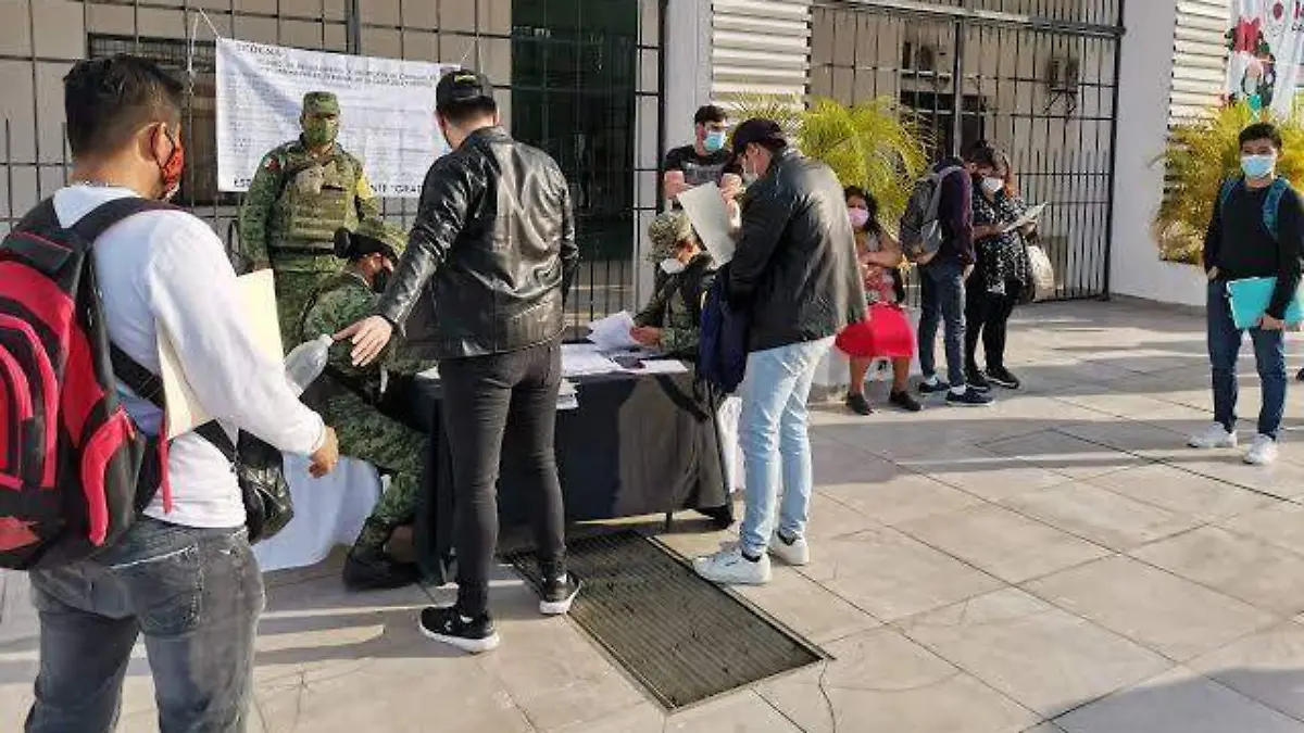 Jovenes entregando documentos