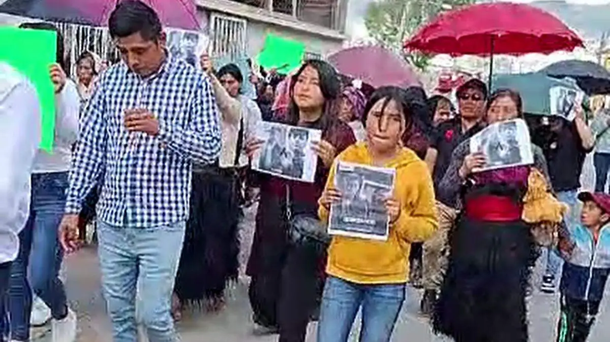 familiares marchando