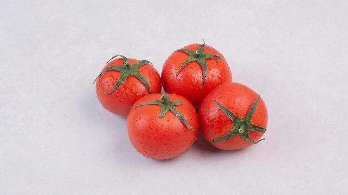 tomates-rojos-brillantes-sobre-superficie-blanca_114579-32523