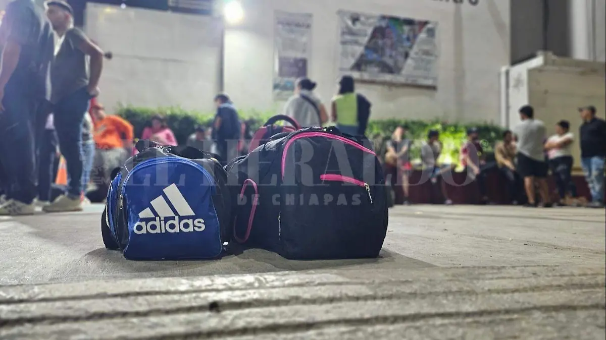 Migrantes en espera afuera del INM