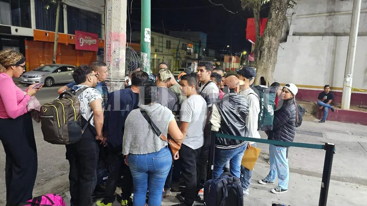 Migrantes se anotan en listas