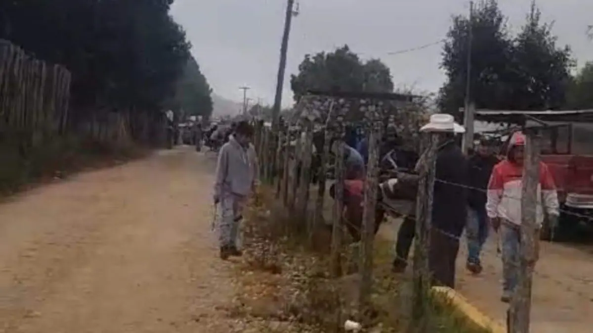 habitantes quitando la cerca