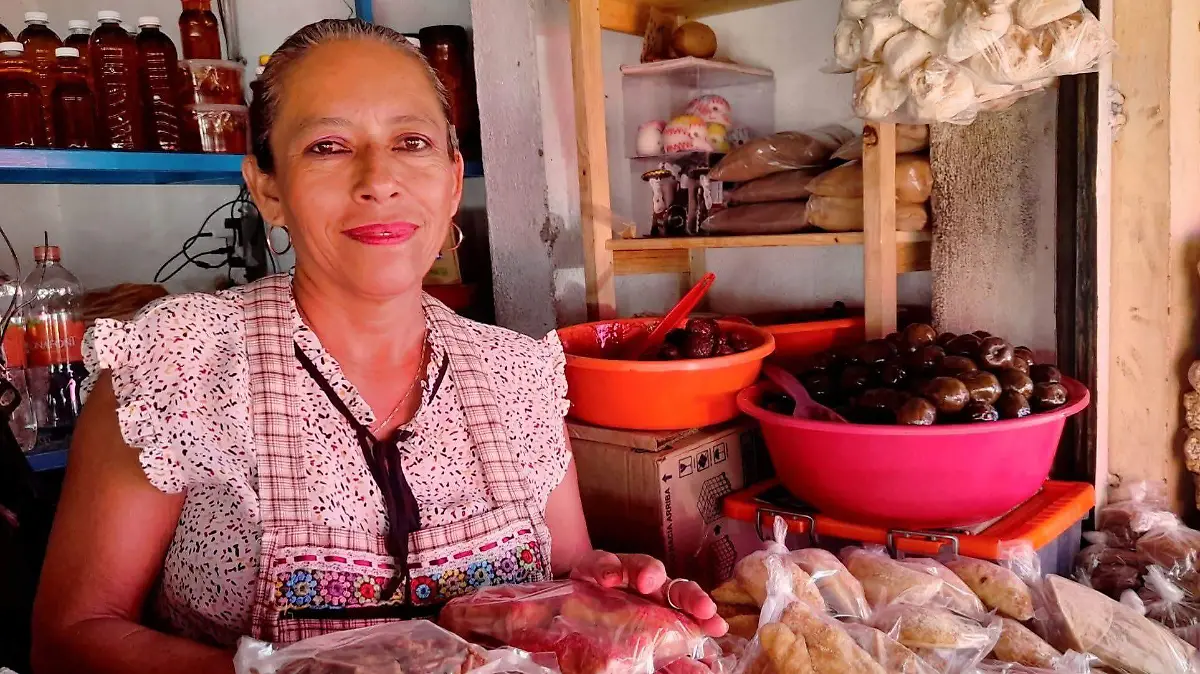 Personajes en el mercado Juan Sabines