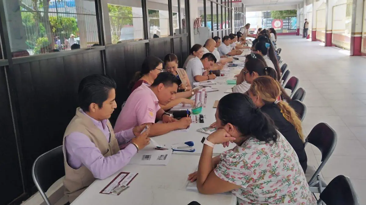 familias haciendo fila