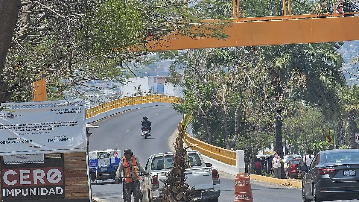 Motociclista en carril de alta