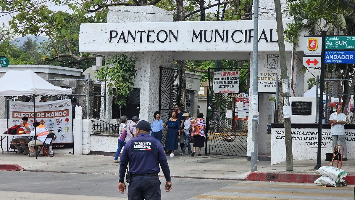 Policía en panteón