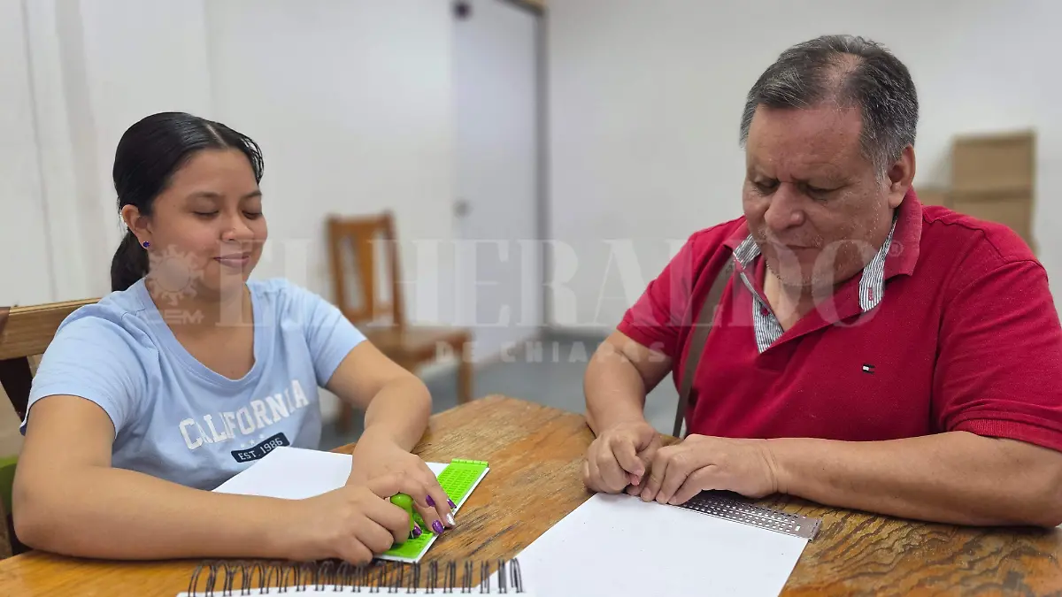 Profesor con discapacidad visual DIF Braille maestro