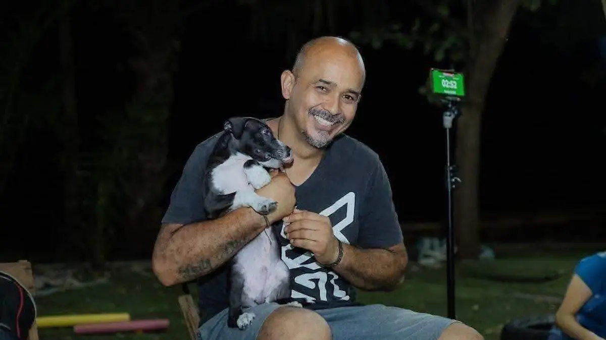 Esteban profesor de box perros en abandono