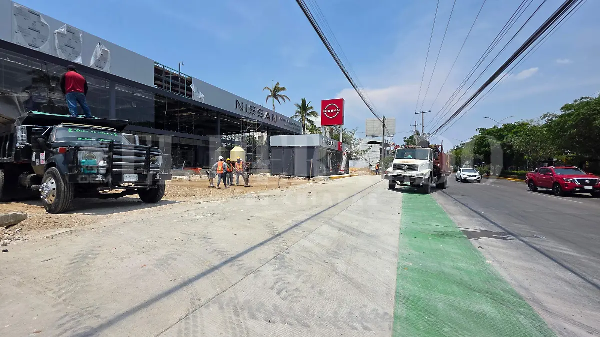 Banqueta menos puente más ciudad