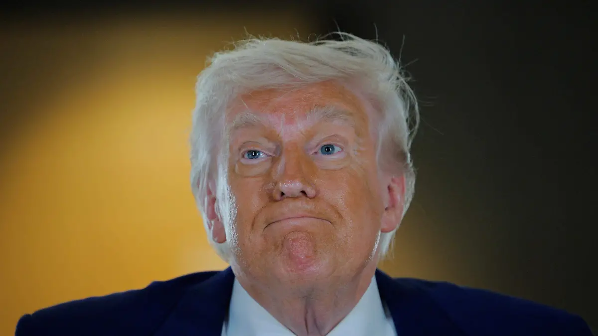 2025-05-17T162420Z_1260609345_RC2XIEA3PSCB_RTRMADP_3_USA-TRUMP-GULF