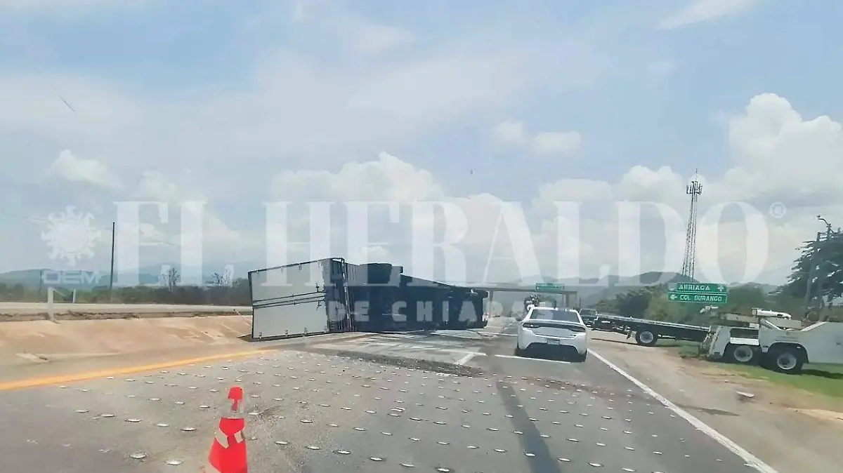 TRÁILER VOLTEADO