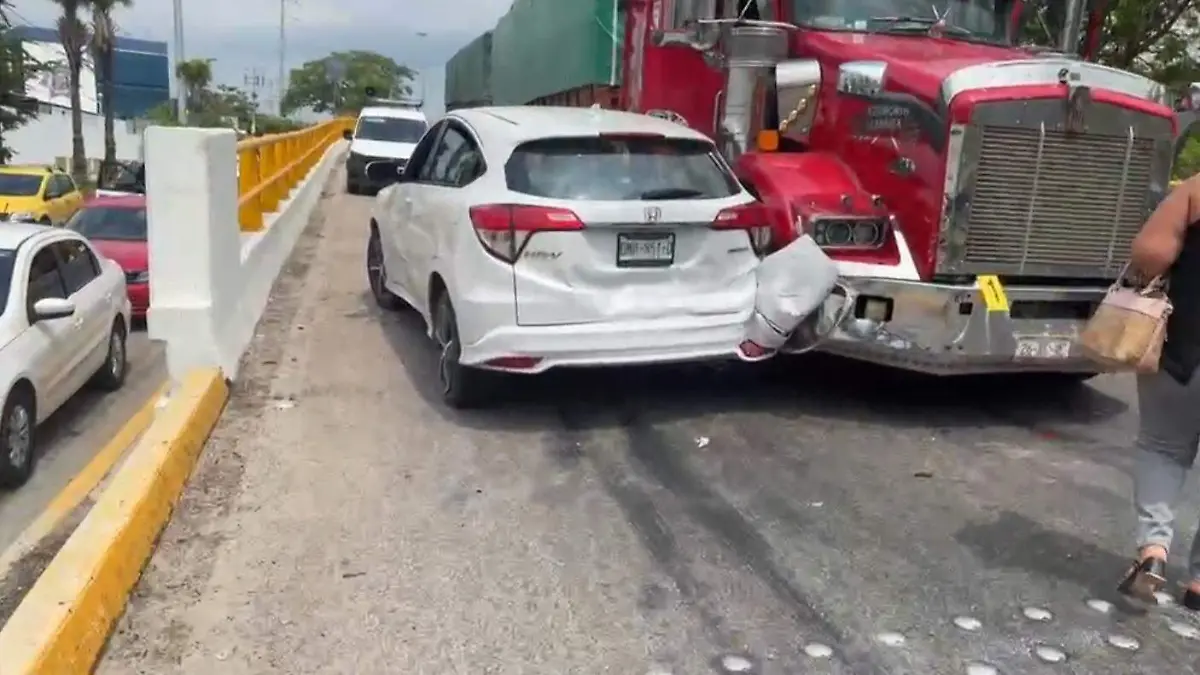 Choque accidente trailer Tuxtla Patria Nueva