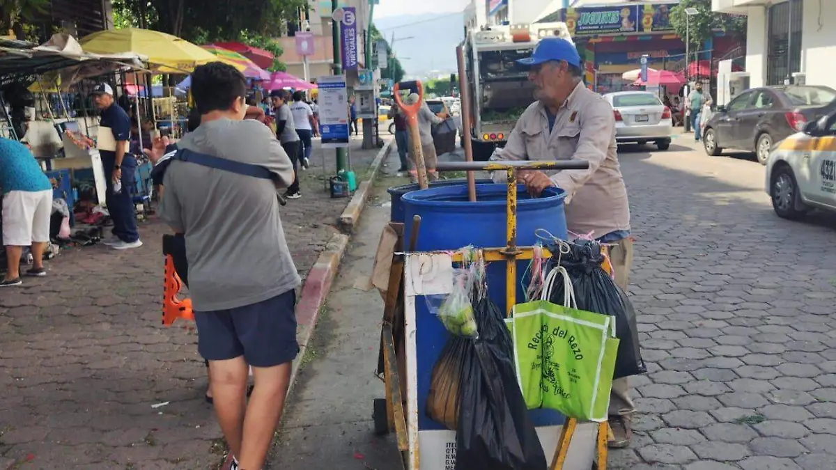 Barrenderos recorren las calles