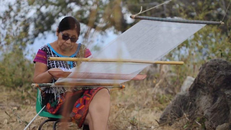 Telar de cintura Forbes Mujer tsotsil Chiapas
