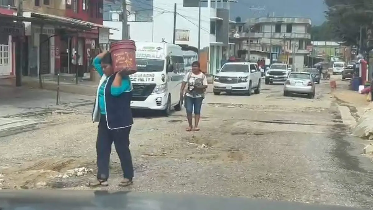 Migrantes cubriendo baches 2