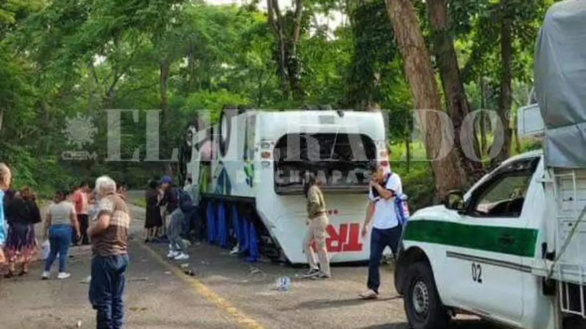 vuelca autopbus de psajeros en mezcalapa