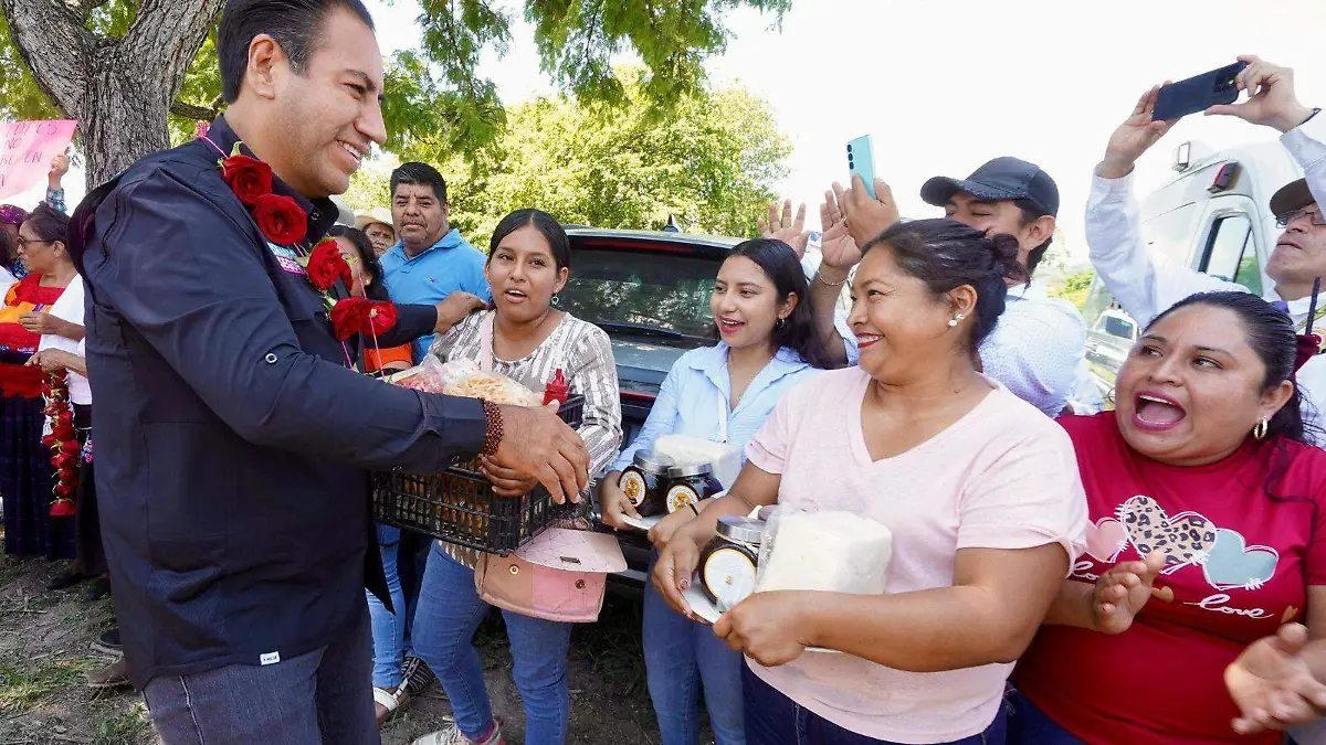 eduardo ramirez con el pueblo