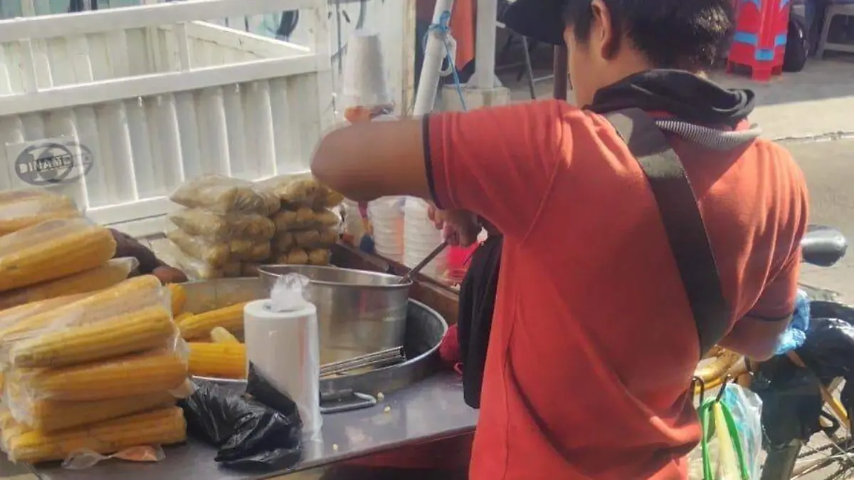 Frente al mrcado nemor trabajando