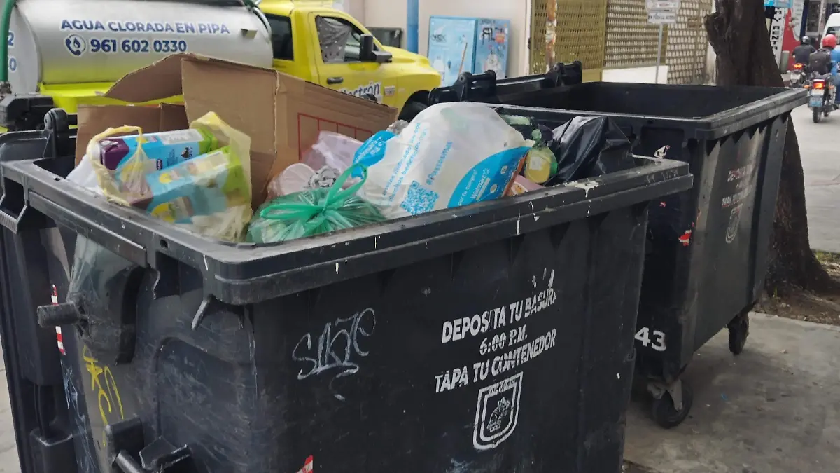 Contenedores llenos de basura y sin lavarse 