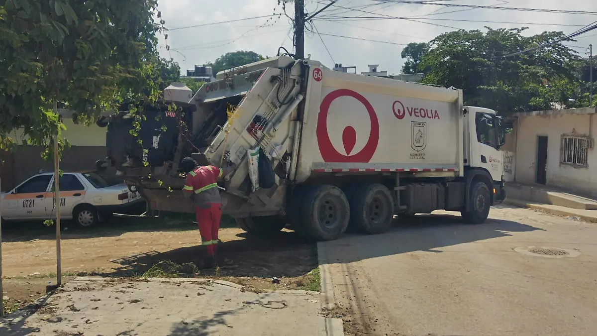 Inadecuada recolección de basura y sin desinfectar contenedores 