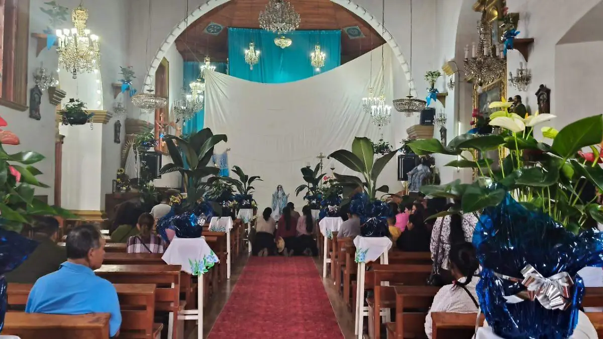 celebran a la virgen