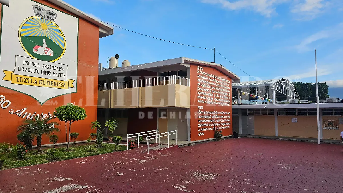 Escuela regreso a clases plazas maestros Chiapas