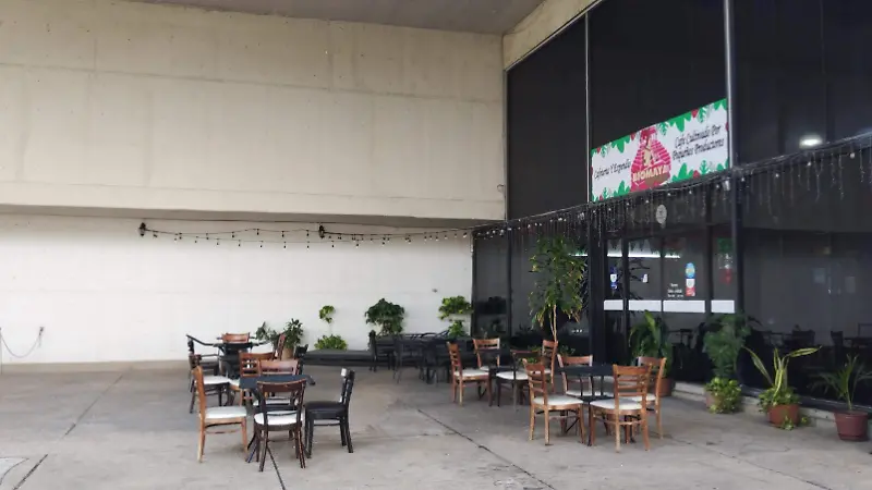 Cafetería en el interior y librería comunitaria en el exterior 