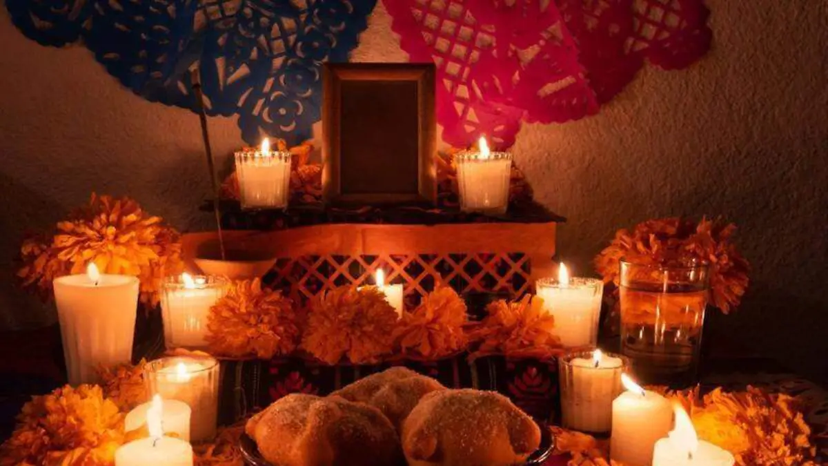 que_significan_las_veladoras_y_velas_en_el_altar_de_muertos_