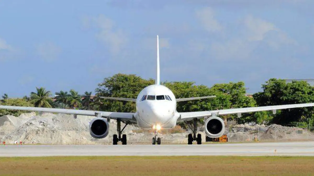 airplane-before-takeoff-1625205-1