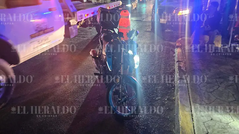 Motociclista atropella a adulto mayor