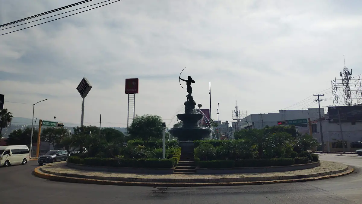 Con juego de luces por la noche  la da mayor majestuosidad