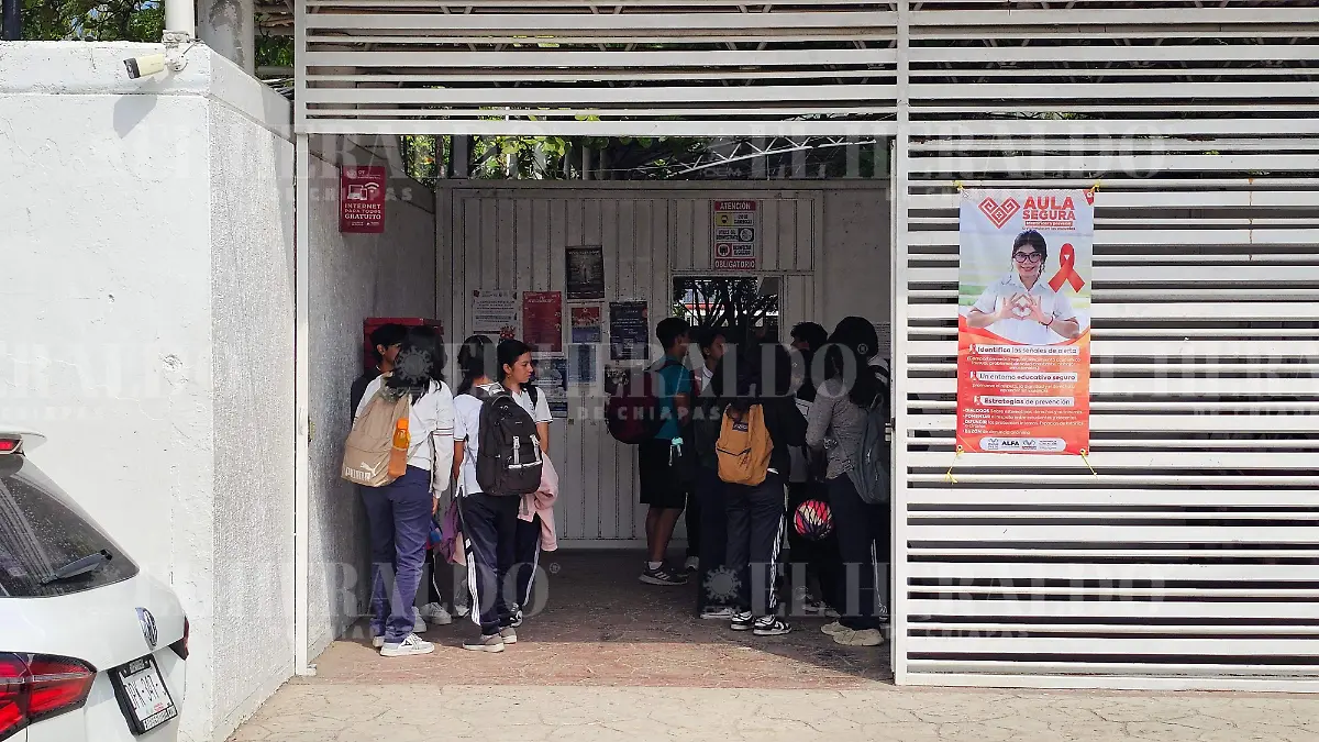 Desalojo estudiantes