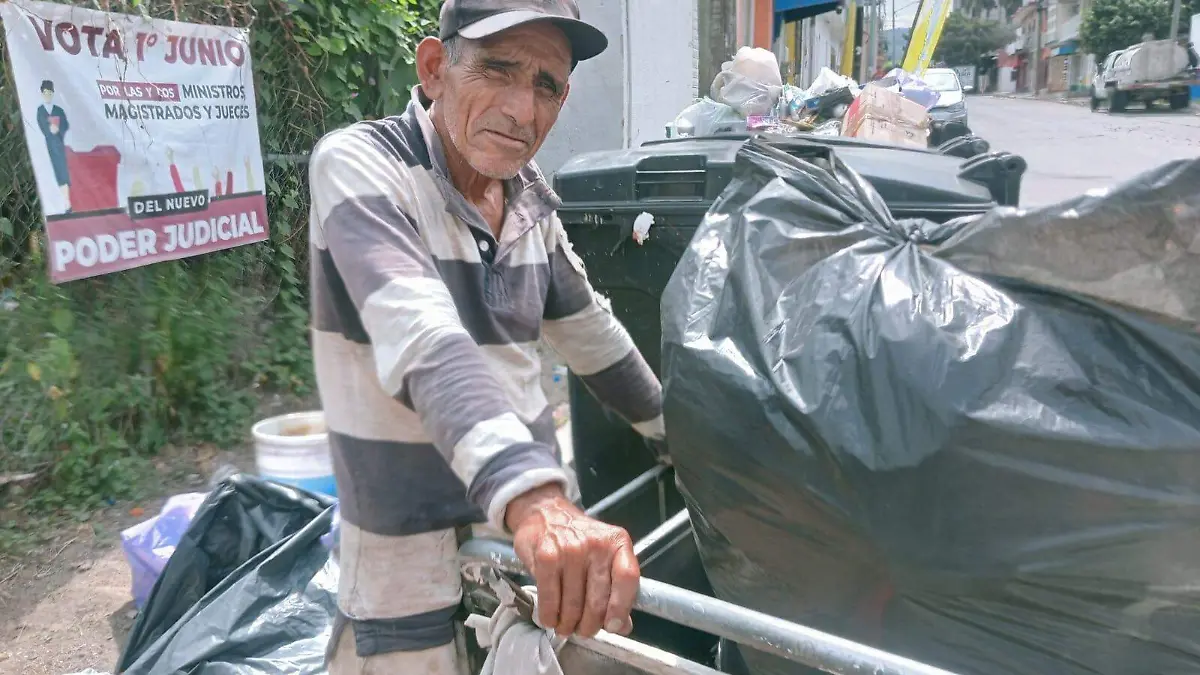 Don Juan Carlos Jiménez recorre muchos kilómetros para colectar el PET 