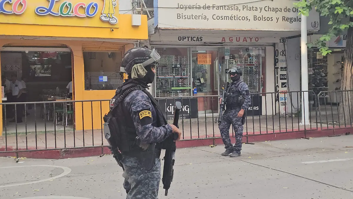 Elementos de seguridad en centro de Tuxtla