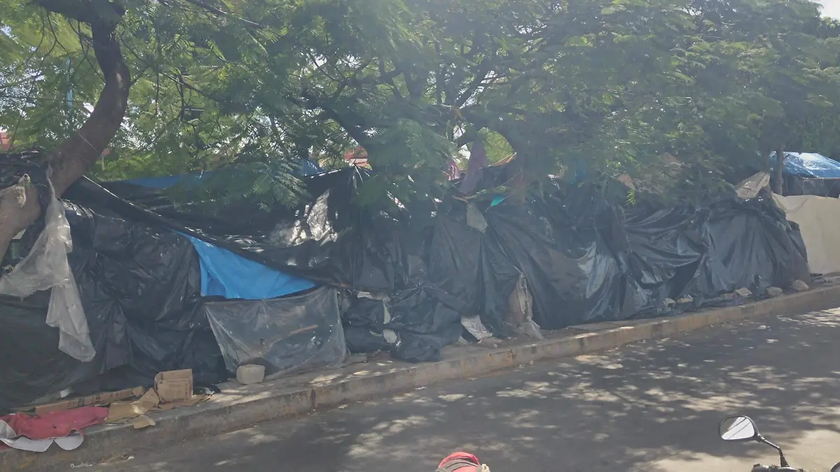 Situación de depresión enfrentan familiares de pacientes fuera del hospital del IMSS 