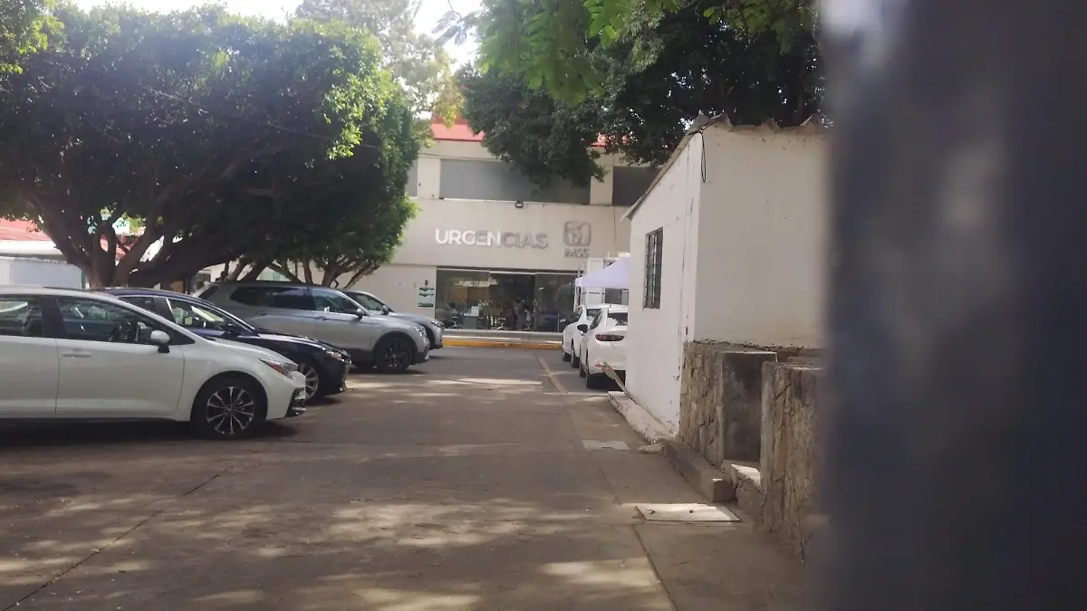 Entrada y salida de ambulancias y unidad de urgencias del IMSS 