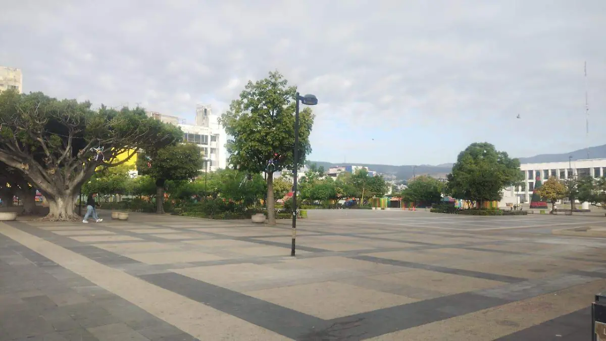 En las plazas solo hombres y mujeres se encuentran barriendo