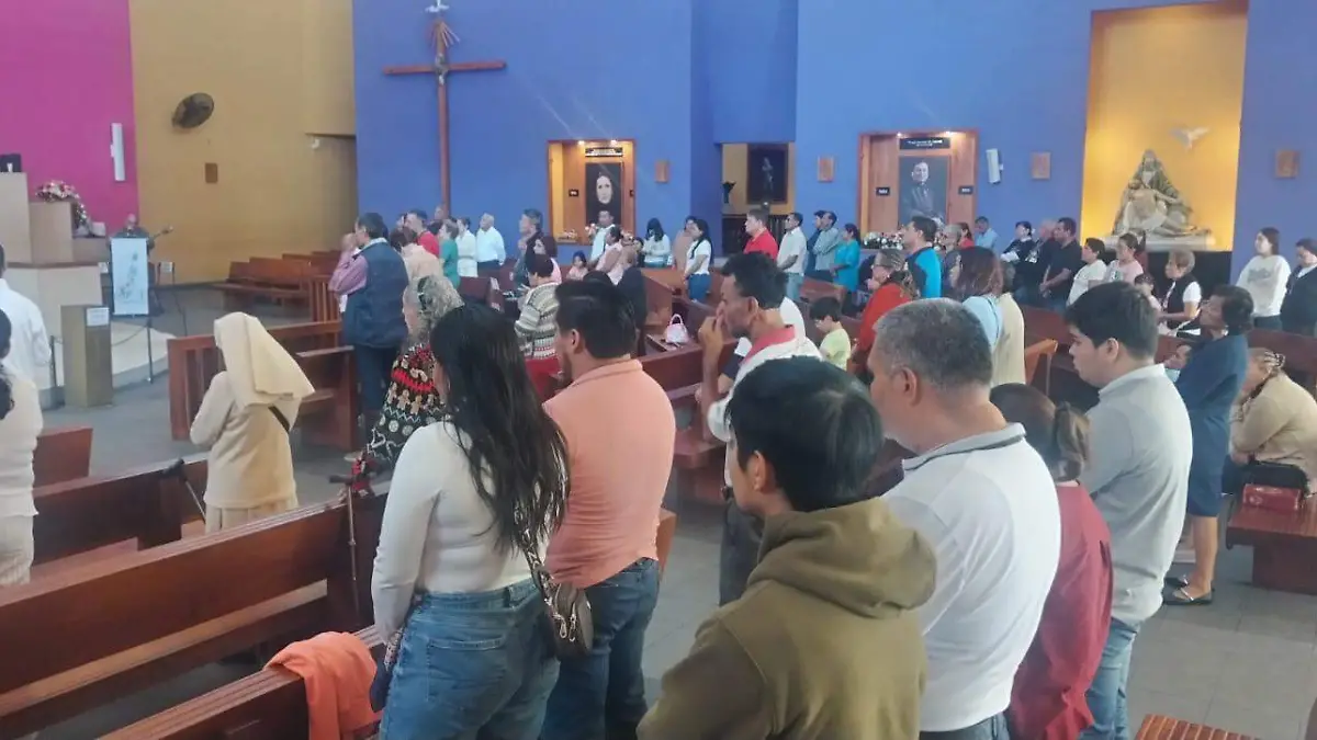 Católicos en misa en el primer día del año 