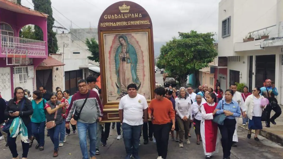 Hombres y mujeres cargan la Réplica de la Virgen de Guadalupe 