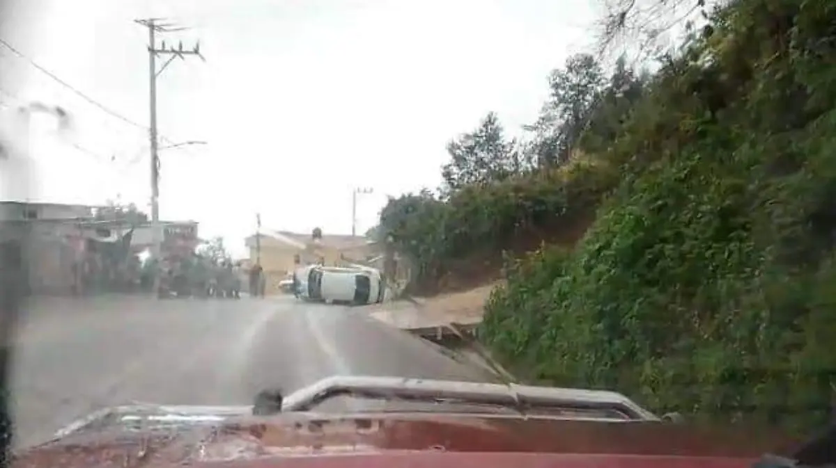 lluvia provoca acidente