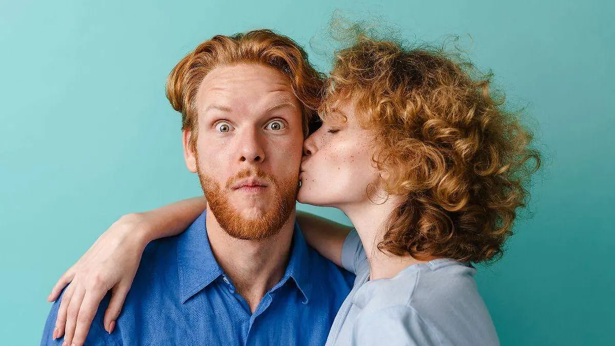 12-de-enero-celebra-efemerides-santoral-dia-internacional-de-besar-a-un-pelirrojo