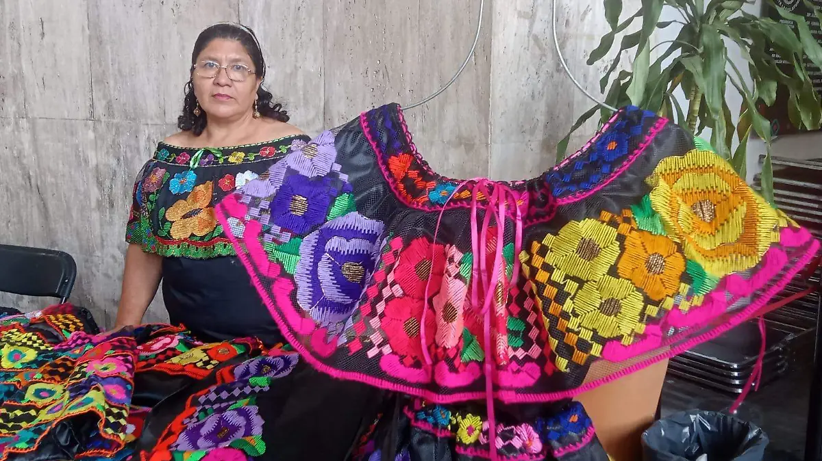 Trabaja tres a cuatro horas diarias en el tejido 